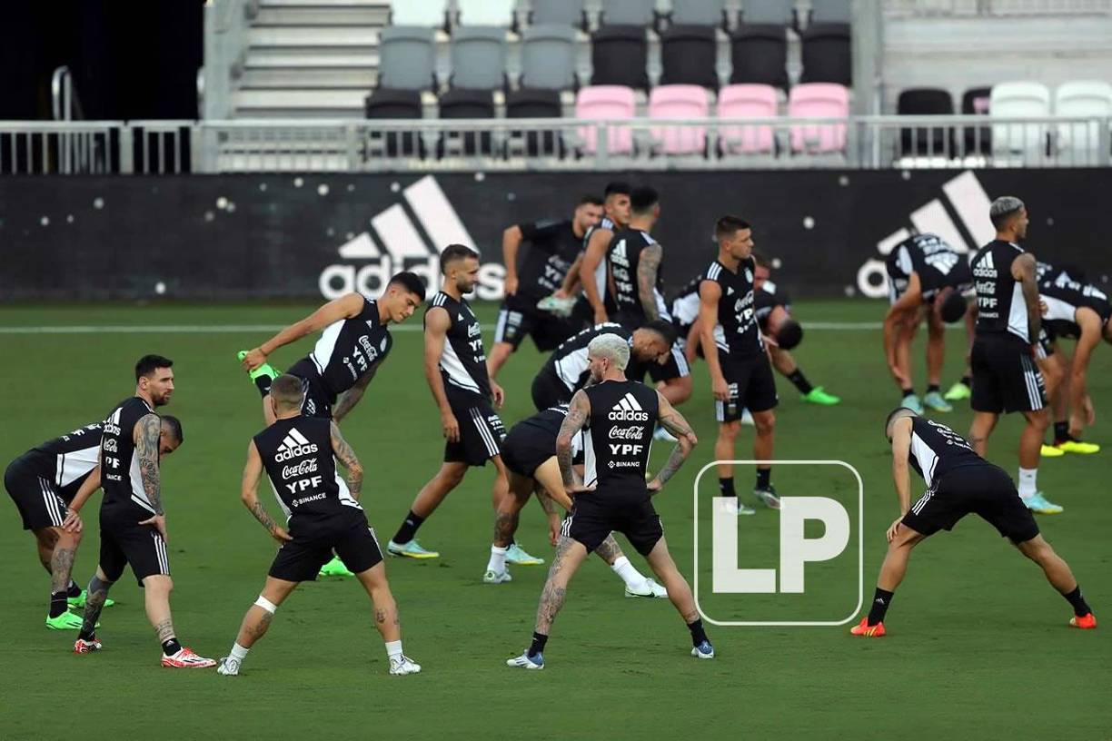 Los seleccionados argentinos se muestran concentrados para la penúltima prueba que tienen de cara al Mundial de Qatar 2022.