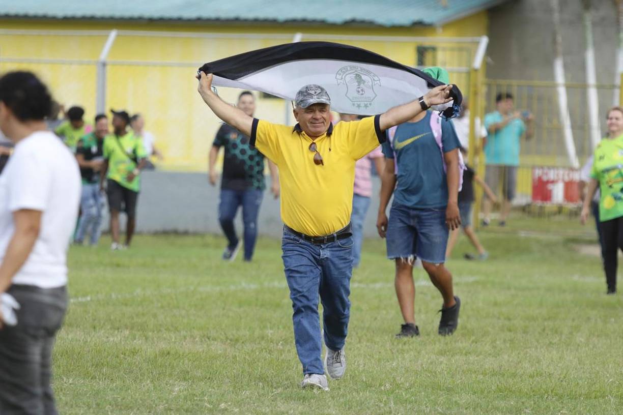Aficionados del CD San Juan de Gualjoco invadieron la cancha para celebrar el éxito de su equipo.