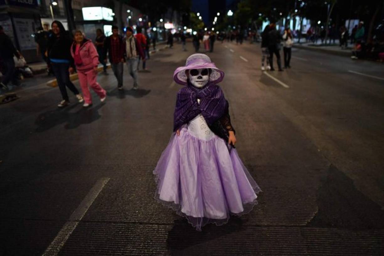 Las tradicionales catrinas invadieron la capital mexicana previo a la llegada del desfile del Día de Muertos.