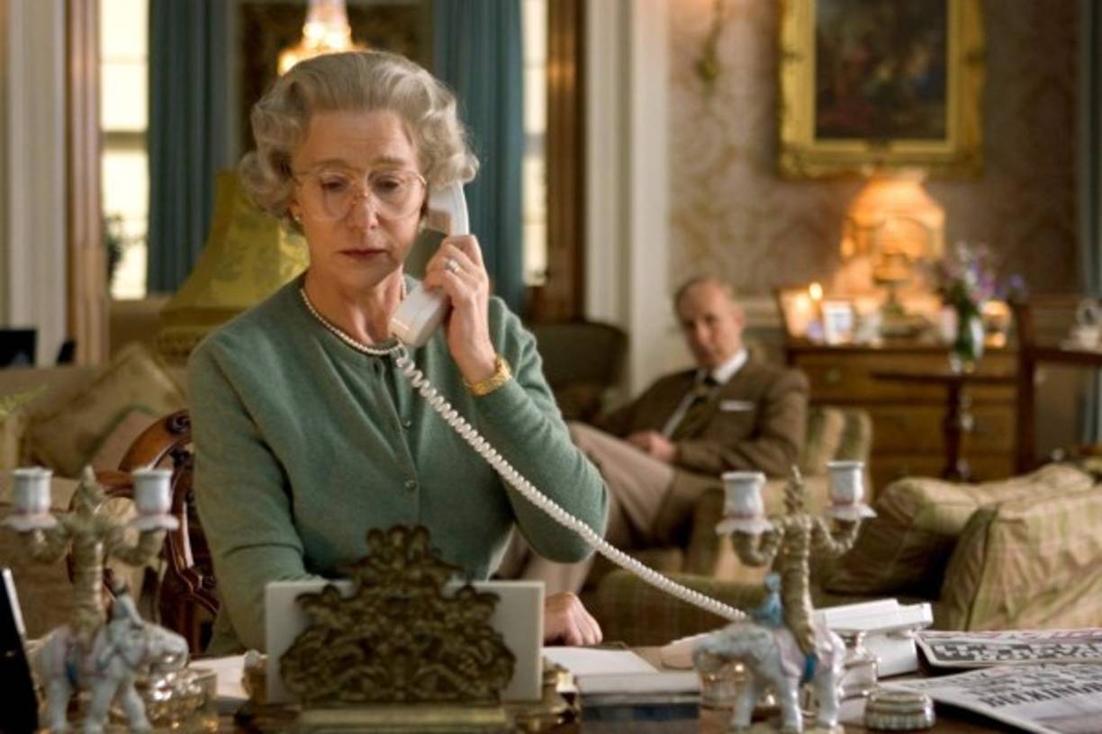 'The Queen' ('La Reina') es una película británica del año 2006 dirigida por Stephen Frears y protagonizada por Helen Mirren, que interpreta a la reina Isabel II.<br/><br/>Aunque Diana no ocupa ni un segundo de metraje, es la auténtica protagonista en la sombra.