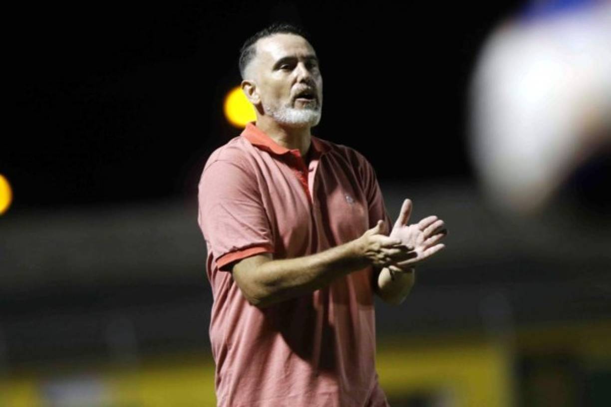 Fernándo Araújo, sin ofertas en la Liga Nacional. El entrenador uruguayo confirmó que ya firmó su desvinculación con el Honduras Progreso. “Le manifestamos al presidente (Elías Nazar) que no íbamos a seguir con el equipo. Ya firmamos el finiquito y ahora soy agente libre; no me ha llamado ningún club de Honduras, es mentira todo eso“.