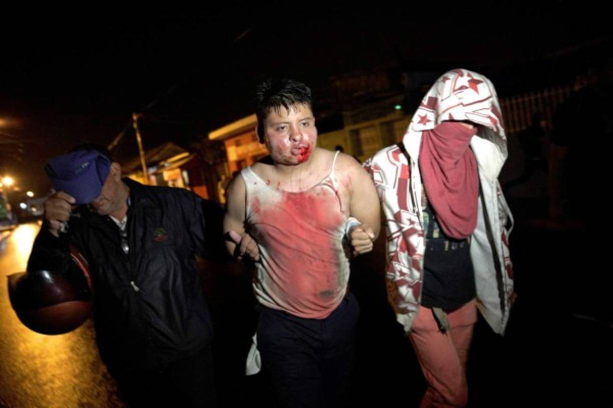 Anoche, un grupo de manifestantes capturaron a varios policías y los trasladaron a la iglesia de San Miguel en Masaya.<br/><br/>'¡Tenemos a dos! Vamos para allá'. Ese es el aviso. Una vocecita al otro lado del teléfono advierte que llevan hacia la iglesia San Miguel a dos policías, puede que antimotines. Son los 'infiltrados'. Aquellos contra los que el pueblo ha organizado barricadas para 'cazarlos'. No son bienvenidos.<br/>