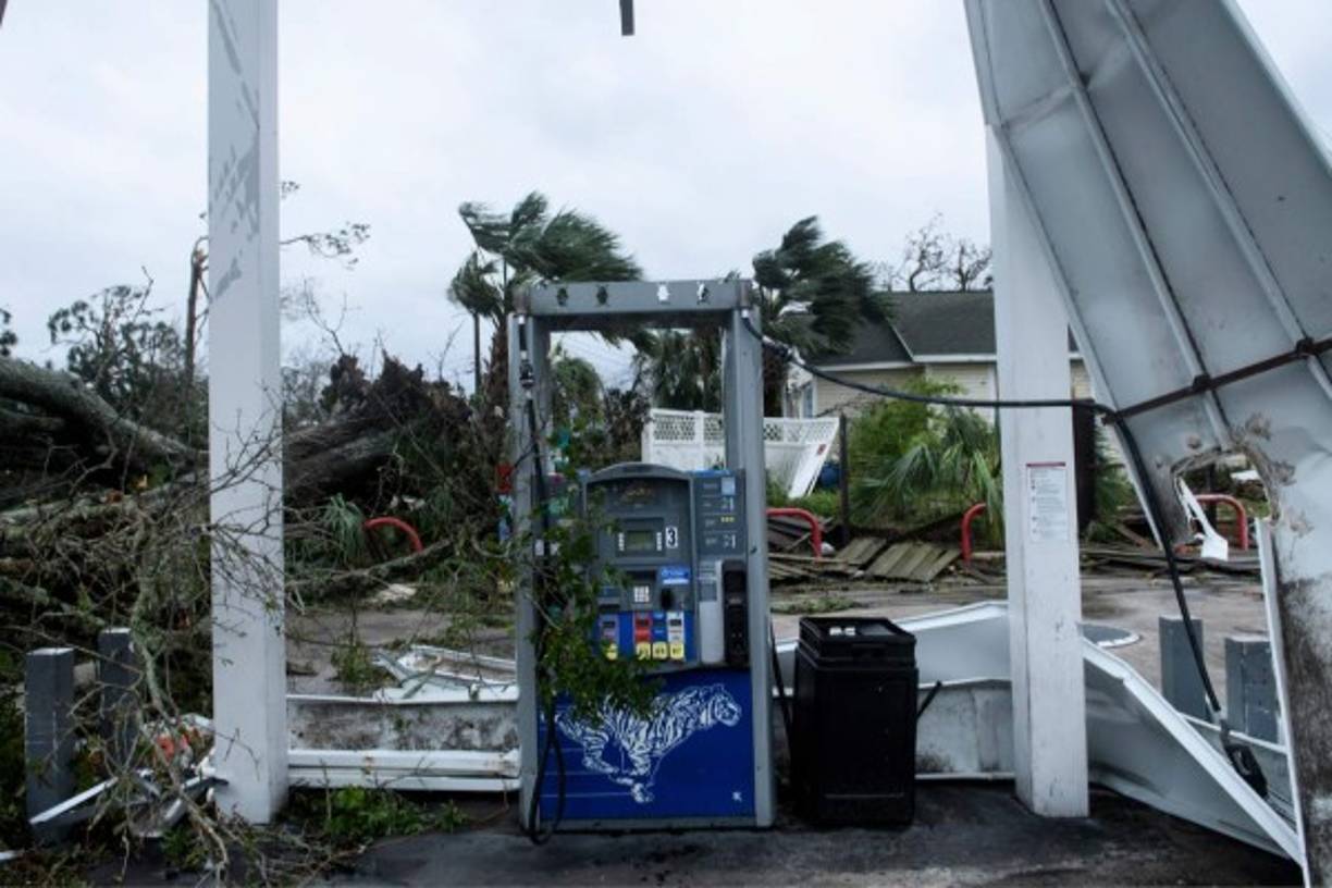 Las autoridades temen que la cifra de víctimas puede aumentar a medida que avancen las tareas de rescate y búsqueda de personas entre las montañas de escombros formadas con toda clase de objetos y materiales destruidos por el huracán.