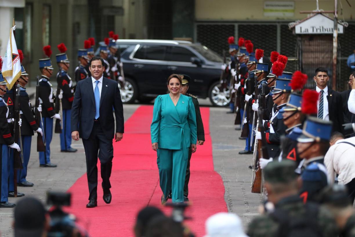 Los actos frente a la estatua de Morazán se iniciaron con el himno nacional de los hondureños, seguido del centroamericano “La Granadera”, con la presencia, además, de los titulares de los poderes Legislativo y Judicial, Luis Redondo y Ráquel Obando, respectivamente, autoridades educativas y cadetes de la Academia Francisco Morazán, entre otros invitados.