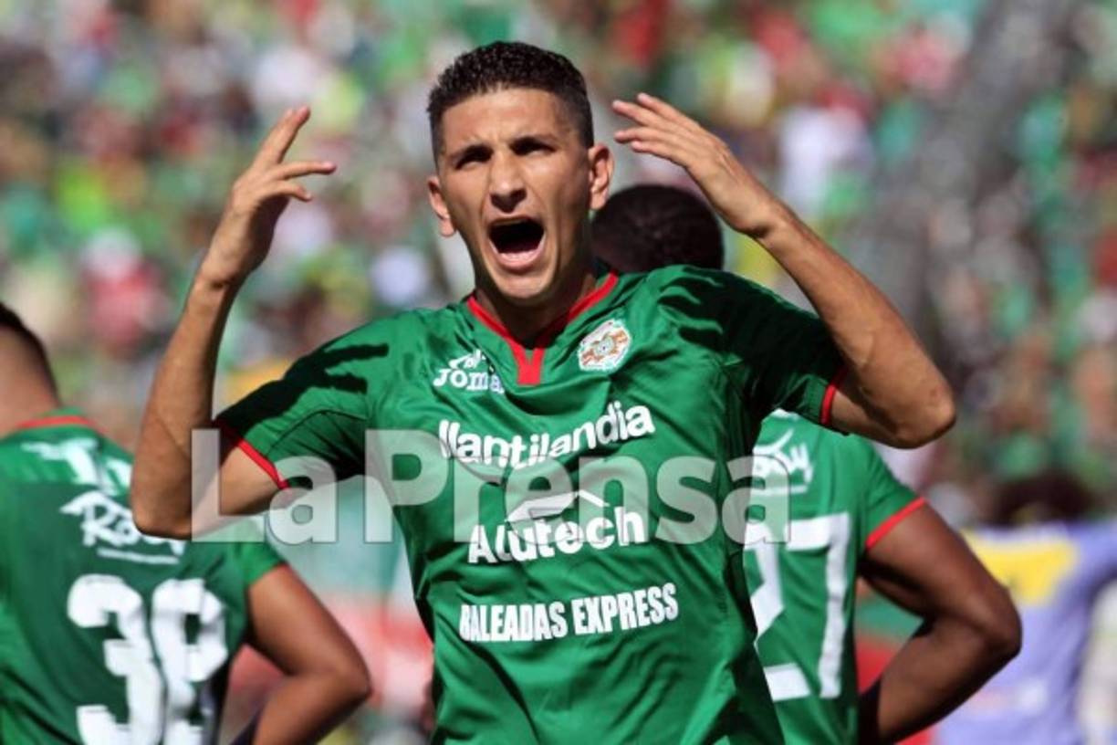 Johnny Leverón celebrando su gol de penal contra el Real España.