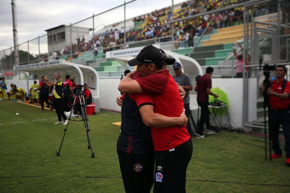 El fuerte abrazo entre Pedro Troglio y Reynaldo Tilguath antes del inicio del partido en Comayagua.