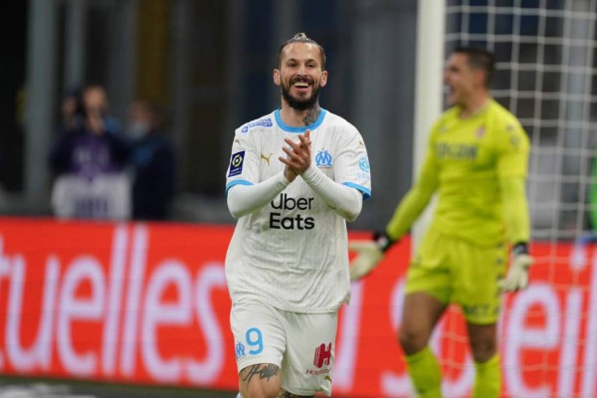 Según 'LeSport10', el Betis se adelanta al Elche en la carrera por hacerse con los servicios del delantero argentino Darío Benedetto quien parece no tener sitio en el Olympique de Marsella. La publicación francesa señala que a Pellegrini le cuadra para reforzar su delantera y poder pelear por un puesto con Borja Iglesias y Loren Morón, quien podría salir de la ecuación en un Betis que busca mejorar sus números goleadores de la pasada temporada.