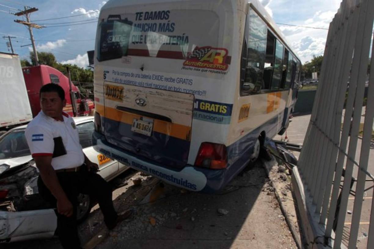 El conductor perdió el control debido a problemas mecánicos y fue a impactar contra el cerco de Las Cascadas.