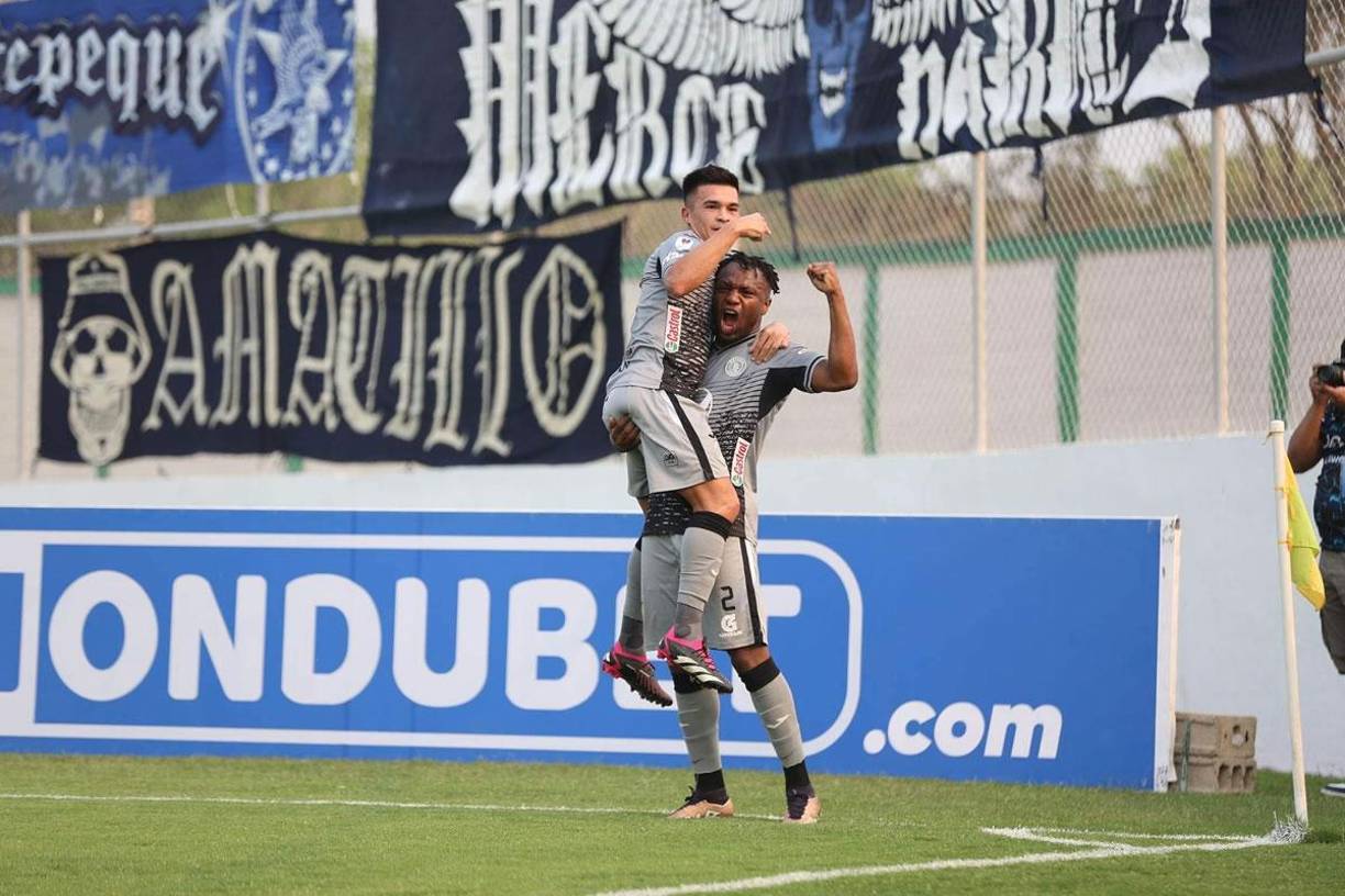 Gaspar Triverio celebrando con Kevin Álvarez el 1-0 ante la Real Sociedad.