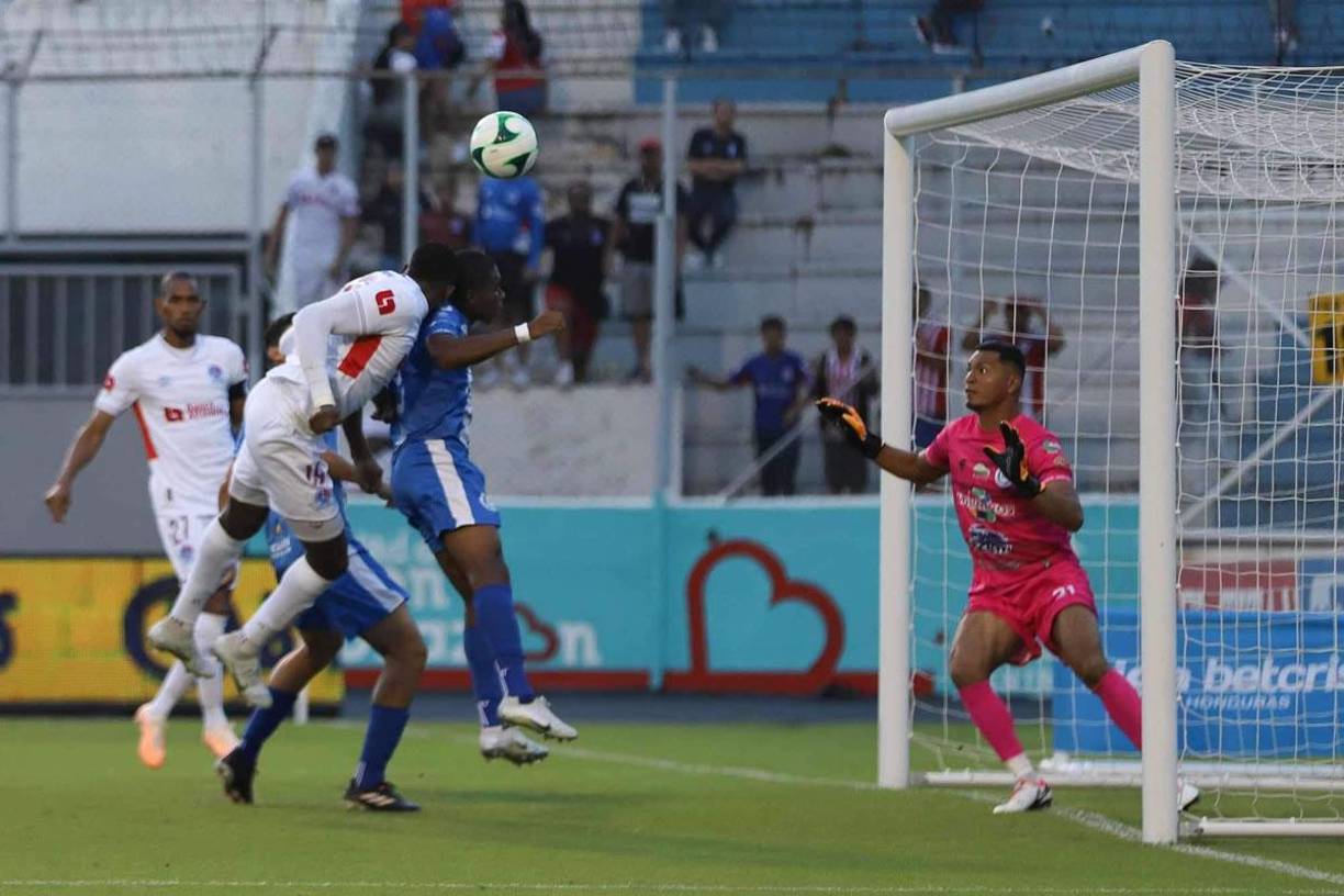 Yustin Arboleda se llevó este duro golpe al chocar con la cabeza de Milton Núñez cuando intentaba cabecear el balón.
