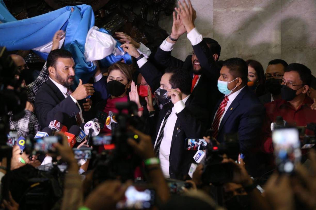 Diputados de Libre que apoyan a Castro y disidentes se fueron a golpes, saltando a la mesa principal del hemiciclo y lanzando bolsas de agua a los directivos de la junta provisional del Parlamento.