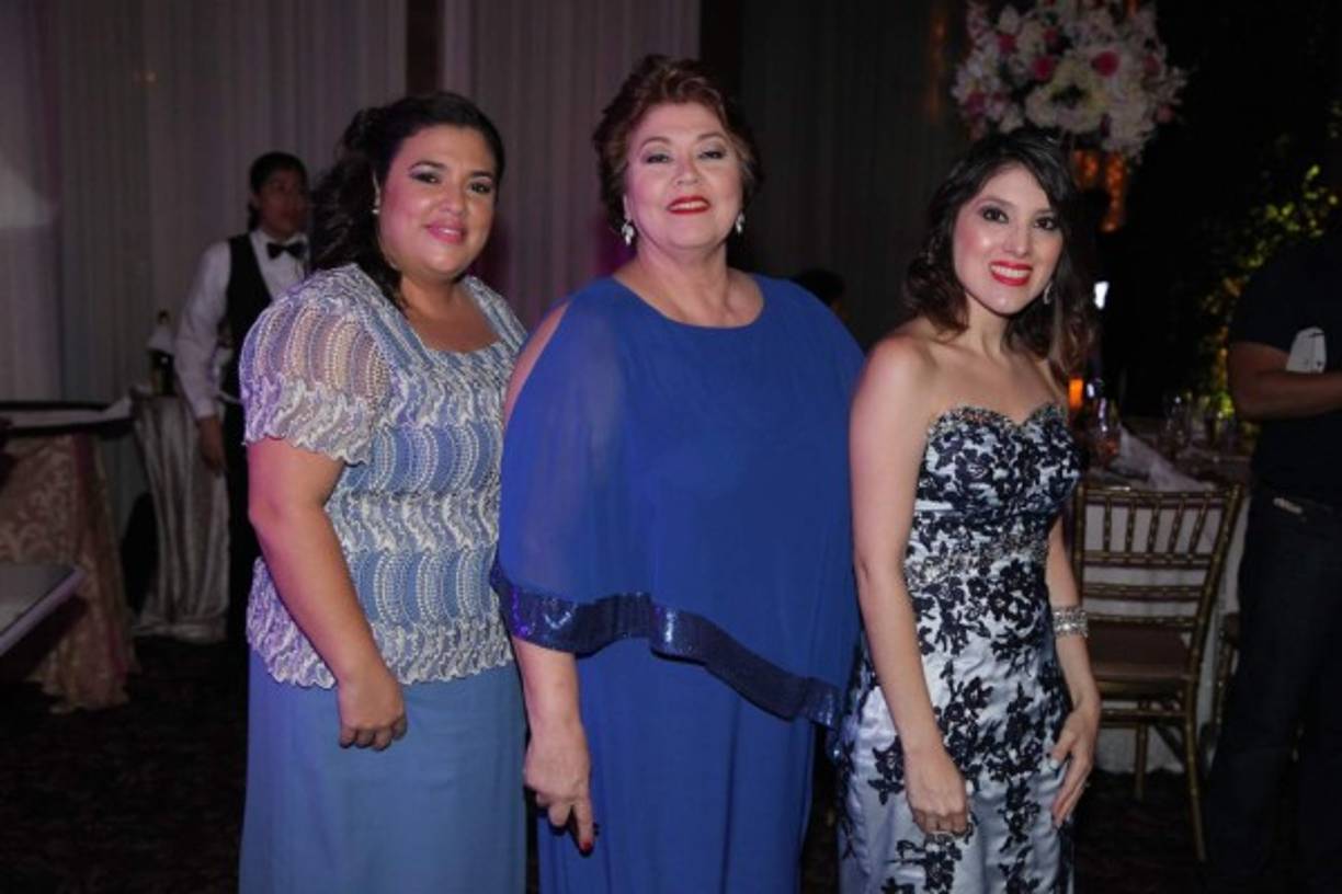 Marianela, Lourdes y Mavis Larios.