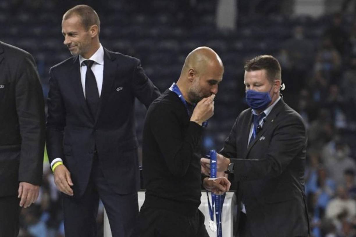 Pep Guardiola sorprendió al decidir besar la medalla de subcampeón..