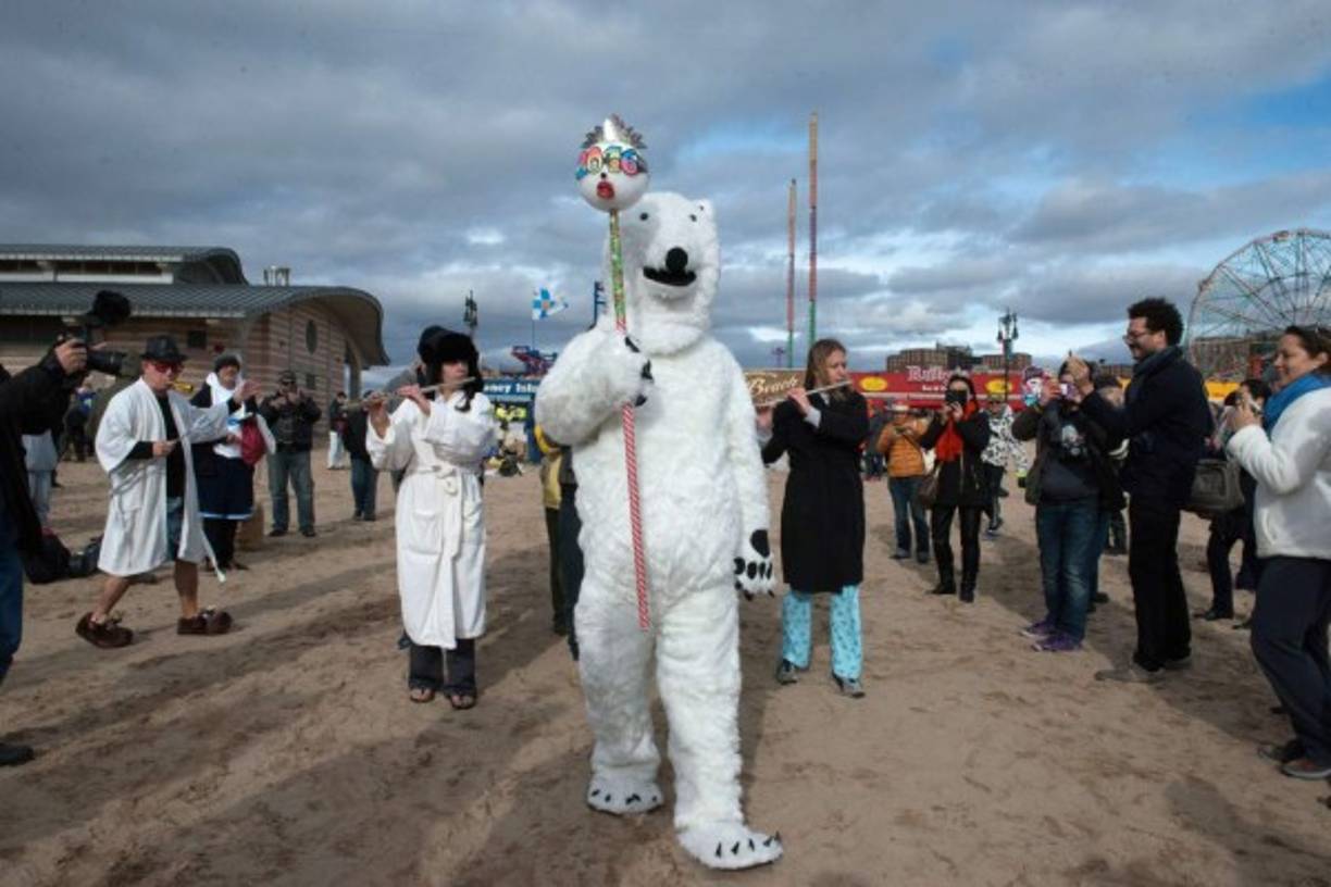 Un hombre vestido como un oso polar camina en la playa antes de la natación anual del Día de Coney Island Polar Bear Club de Año Nuevo.