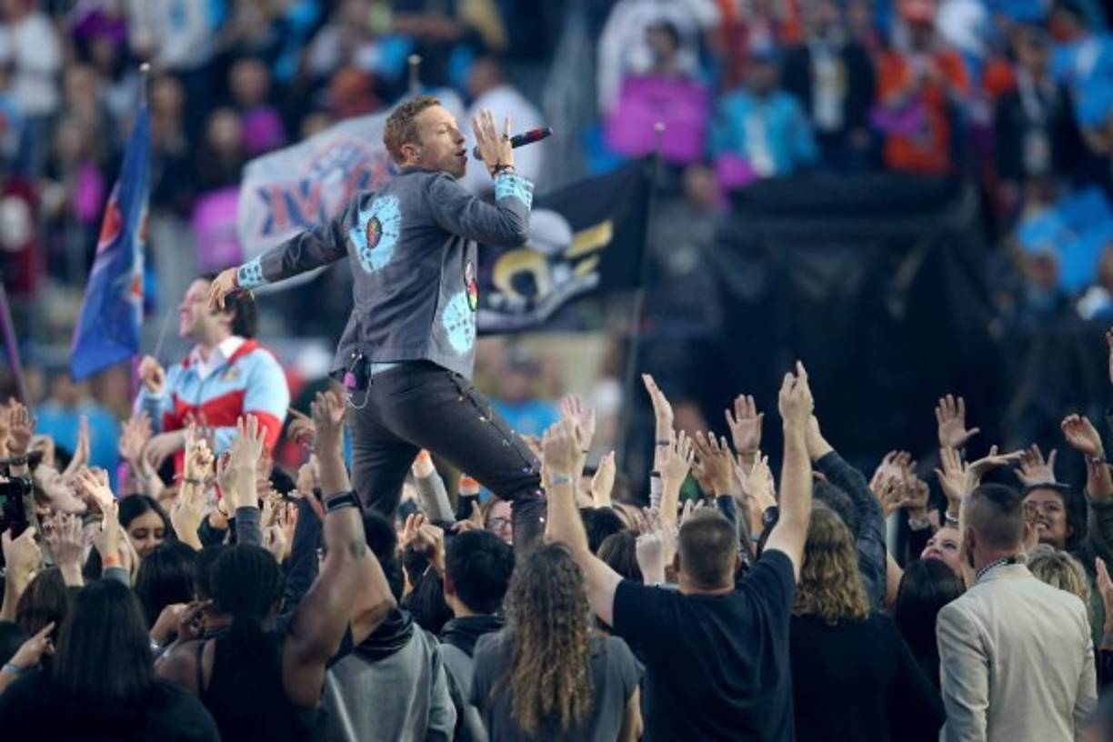 El escenario incluía flores, en alusión al disco nuevo del grupo, 'A Head Full of Dreams'.<br/>