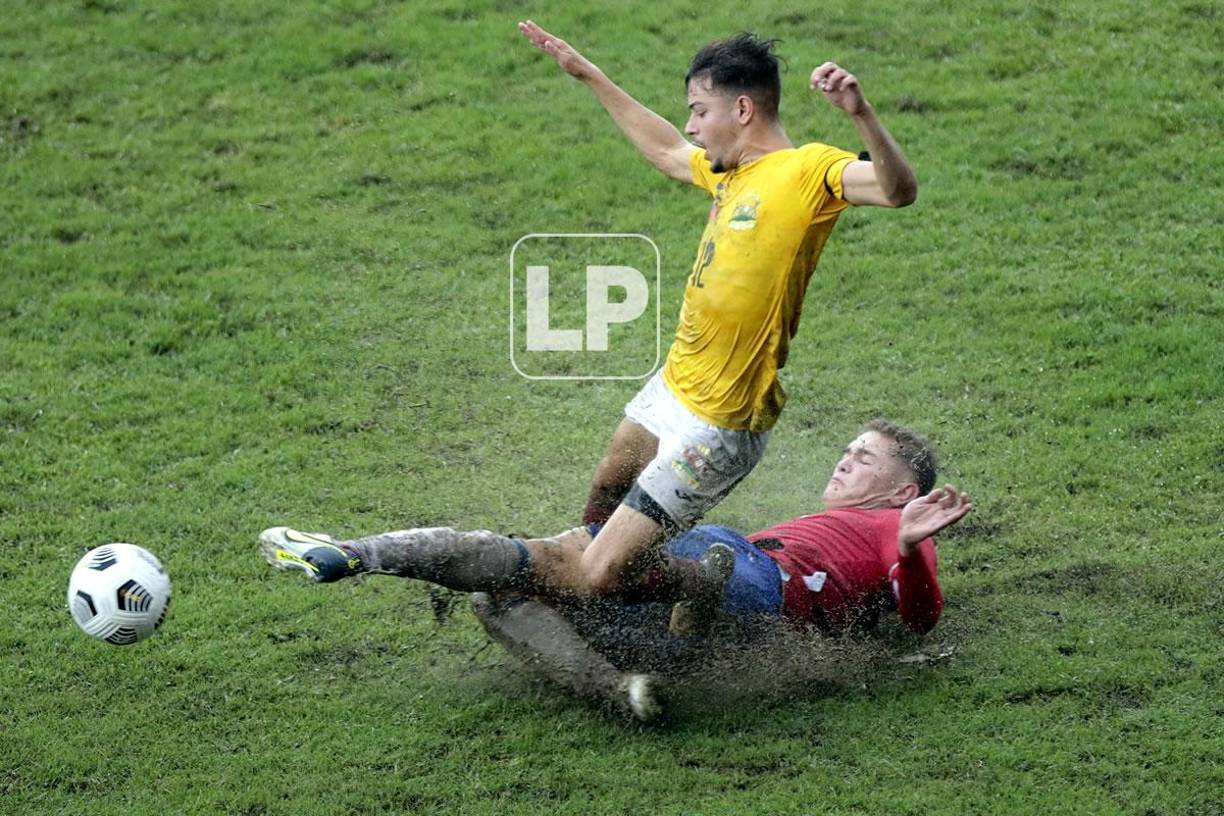 Charcos de agua se hicieron en la cancha del Morazán durante el partido entre Costa Rica y Antigua y Barbuda.