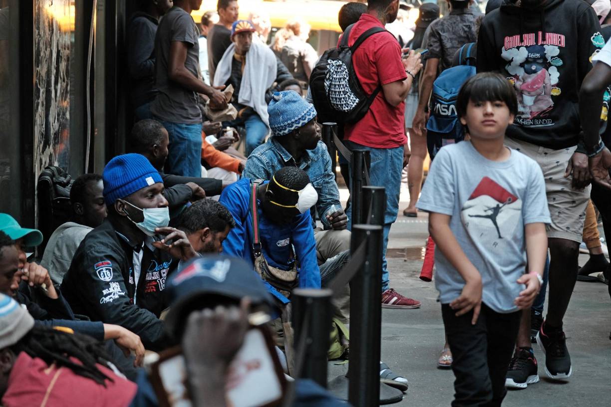 Adams ya anunció que se veía obligado a poner fin a la política de dar alojamiento indefinido para cualquier migrante y dio un plazo de sesenta días para los que llevan mucho tiempo acogidos en los albergues para que los abandonen y busquen otro lugar, recurriendo si es necesario a “amigos o familiares”, con el fin de asegurar que las familias con niños tienen sitio.