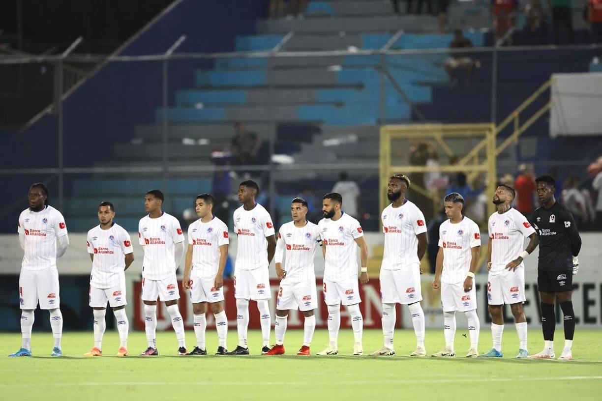 Se guardó un minuto de silencio antes del inicio del partido en memoria a Moisés Canelo, cantautor hondureño que falleció este viernes 13 de septiembre a la edad de 74 años.