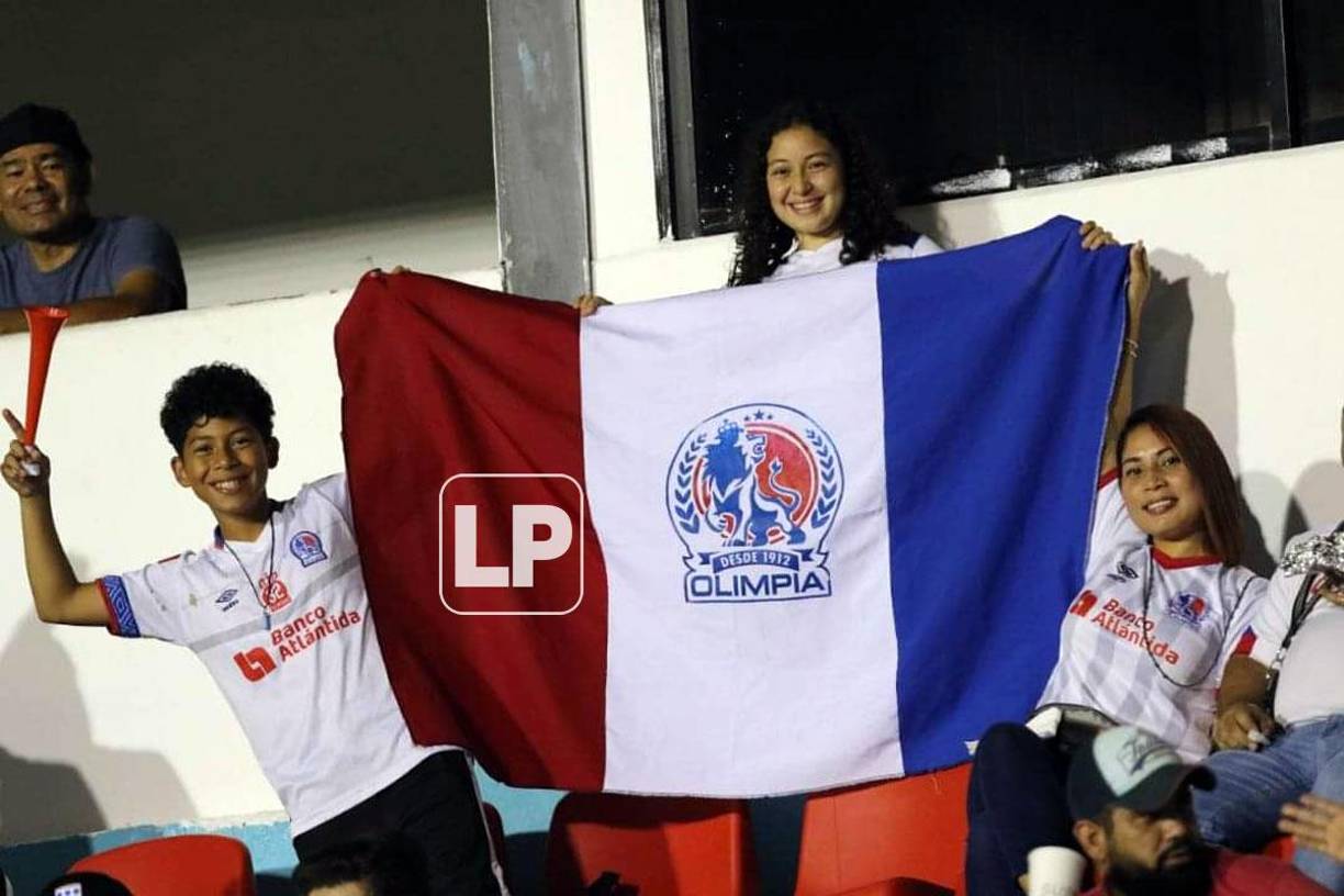 Otros aficionados también llegaron con la bandera del Olimpia.