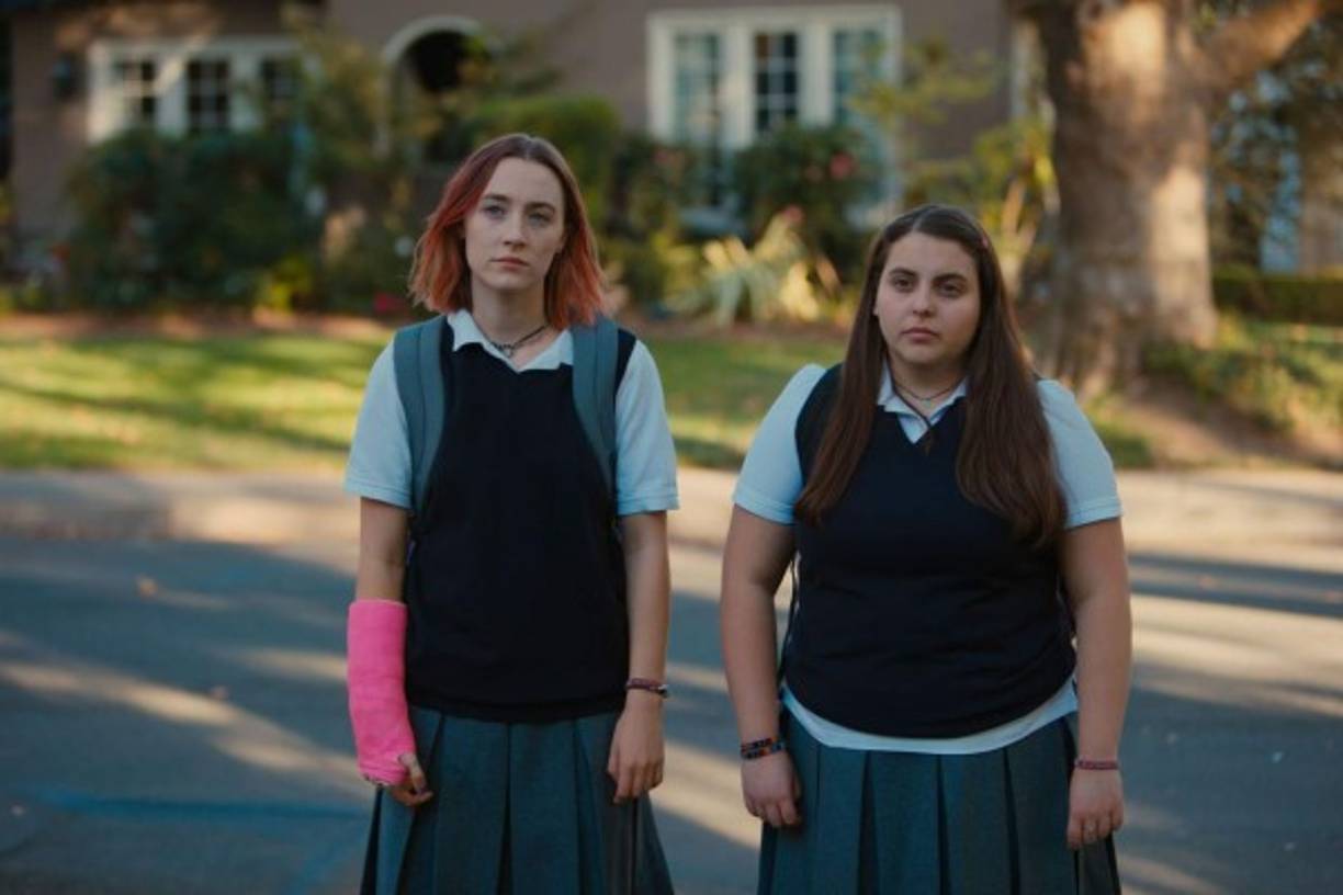 MEJOR PELÍCULA<br/><br/>Lady Bird<br/><br/>La cinta debut de Greta Gerwig, cuenta la historia de una joven estudiante (Saoirse Ronan) que se muda al norte de California para pasar allí su último año de instituto, donde tratará de encontrar su propio camino y definirse fuera de la sombra protectora de su madre.<br/><br/>La opera prima de Gerwig contiende con cinco nominaciones, incluida mejor dirección y mejor actriz.<br/><br/>Calificación 7.9/10IMDb- 99% Rotten Tomatoes<br/>