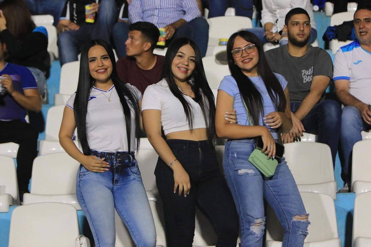 Lindas aficionadas asistieron al estadio Nacional Chelato Uclés para apoyar a la Bicolor en el primer duelo de local en la Nations League.