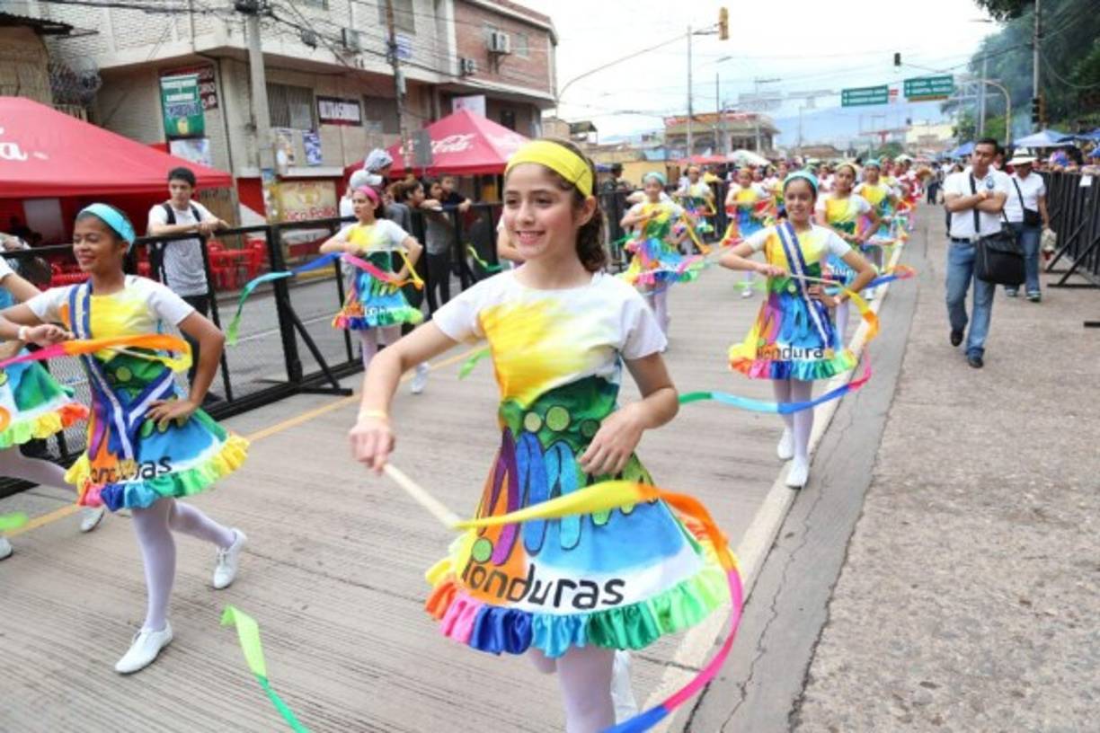 Honduras cumple hoy 195 años de independencia y miles de estudiantes de los colegios privados y públicos le rinden honor a la patria.