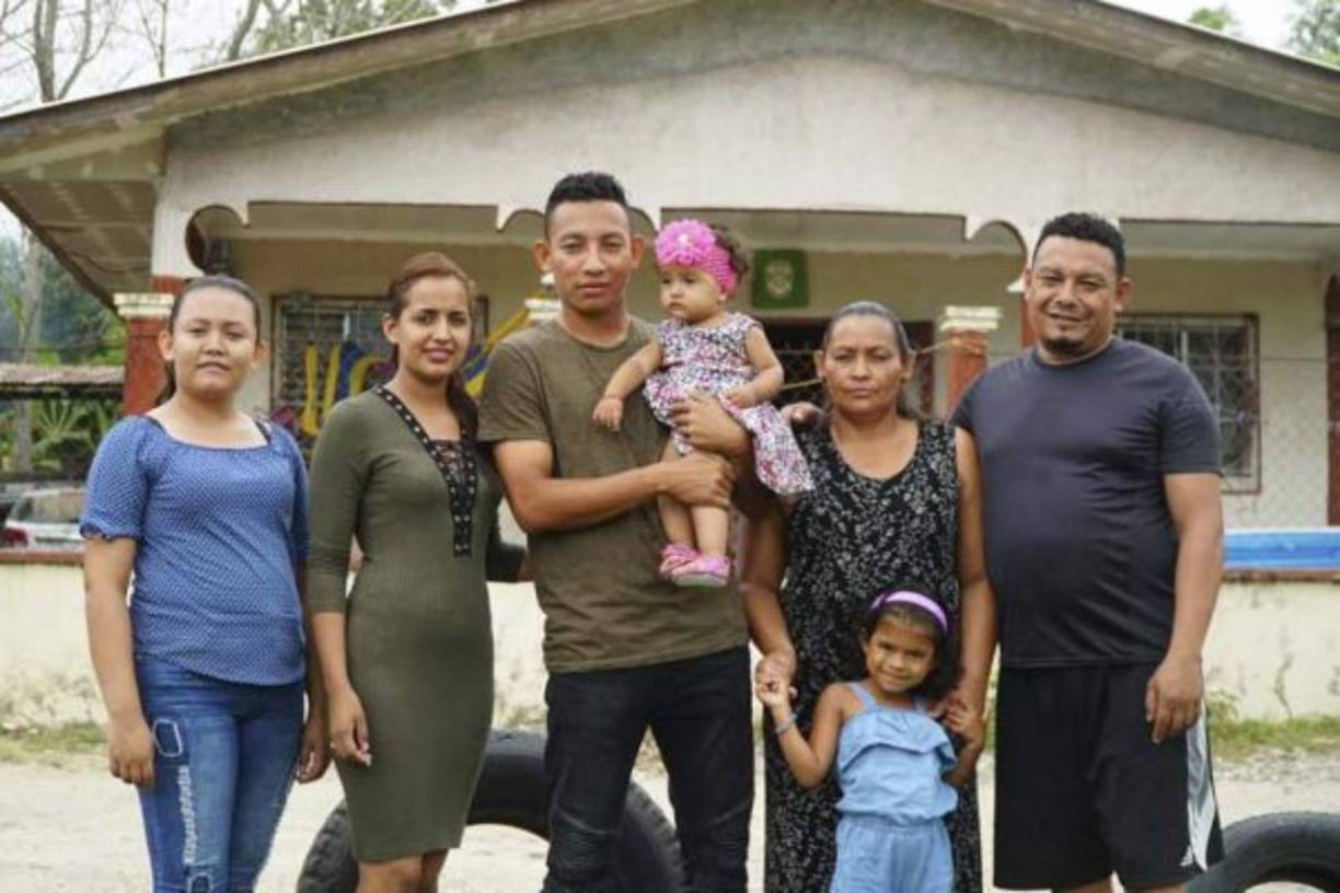 Allan Banegas: El mediocampista de contención del Marathón tiene una hermosa niña, la carga en sus brazos con mucho orgullo.