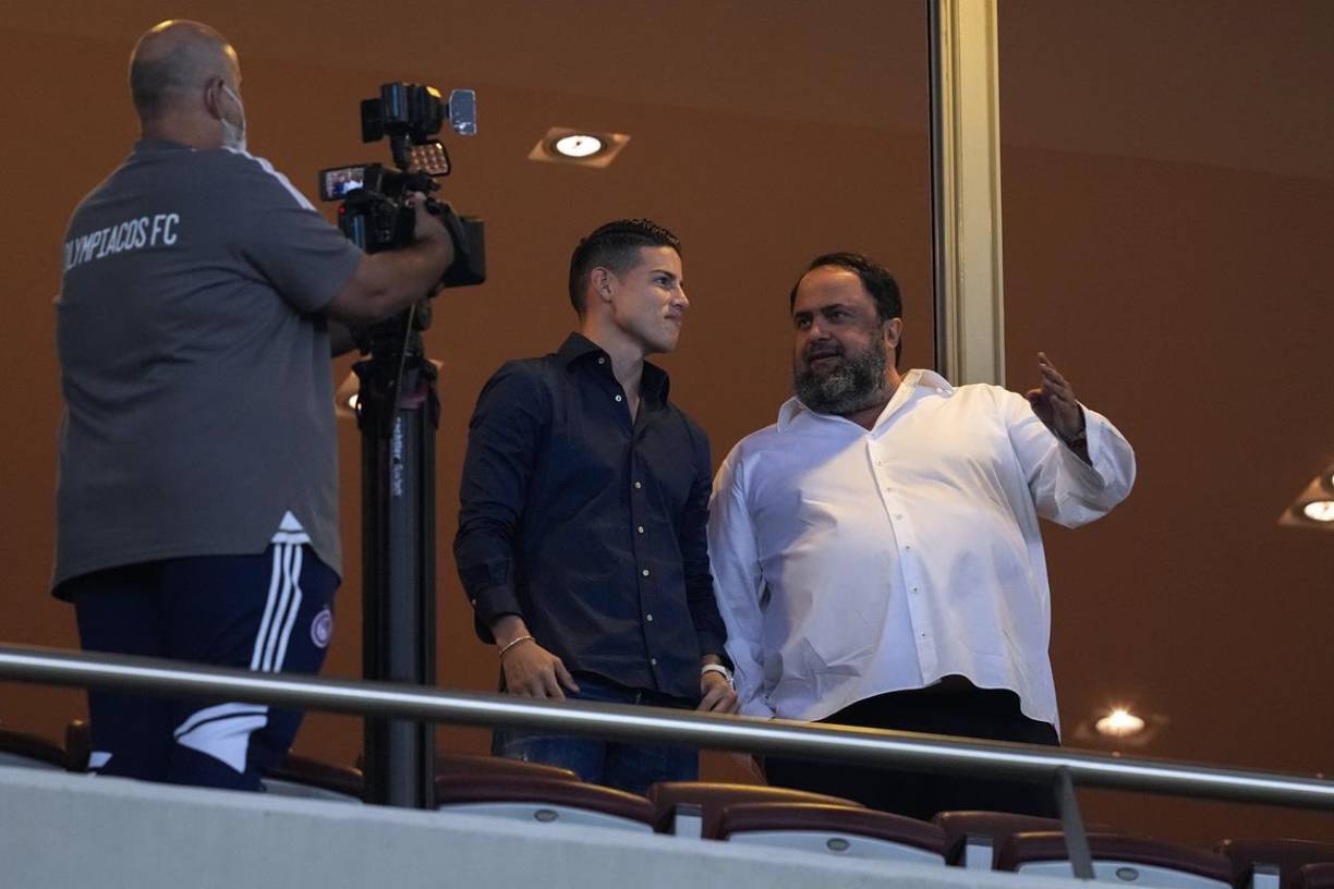 James Rodríguez se trasladó al estadio Georgios Karaiskakis del Olympiacos, donde fue recibido por Evangelos Marinakis, un empresario multimillonario dueño del club ‘rojiblanco’. 