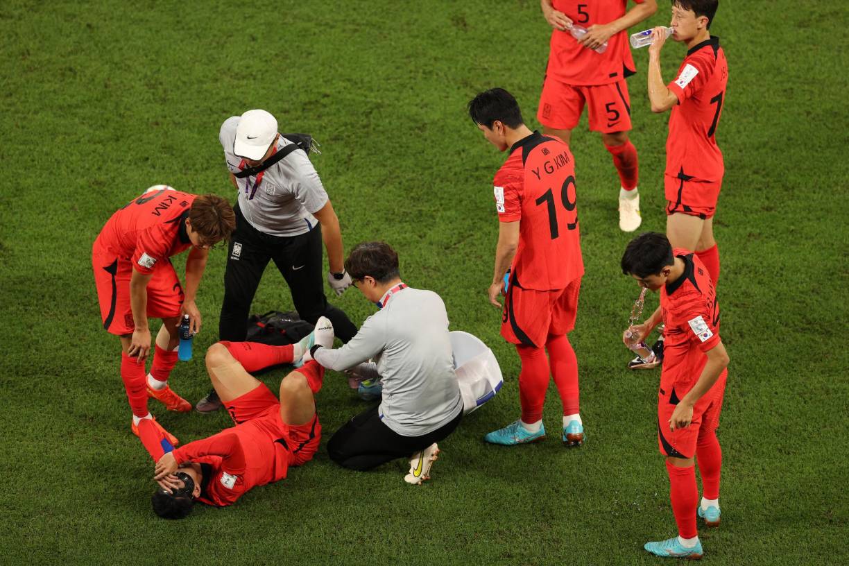 El cuerpo médico entró al terreno de juego para atenderlo.