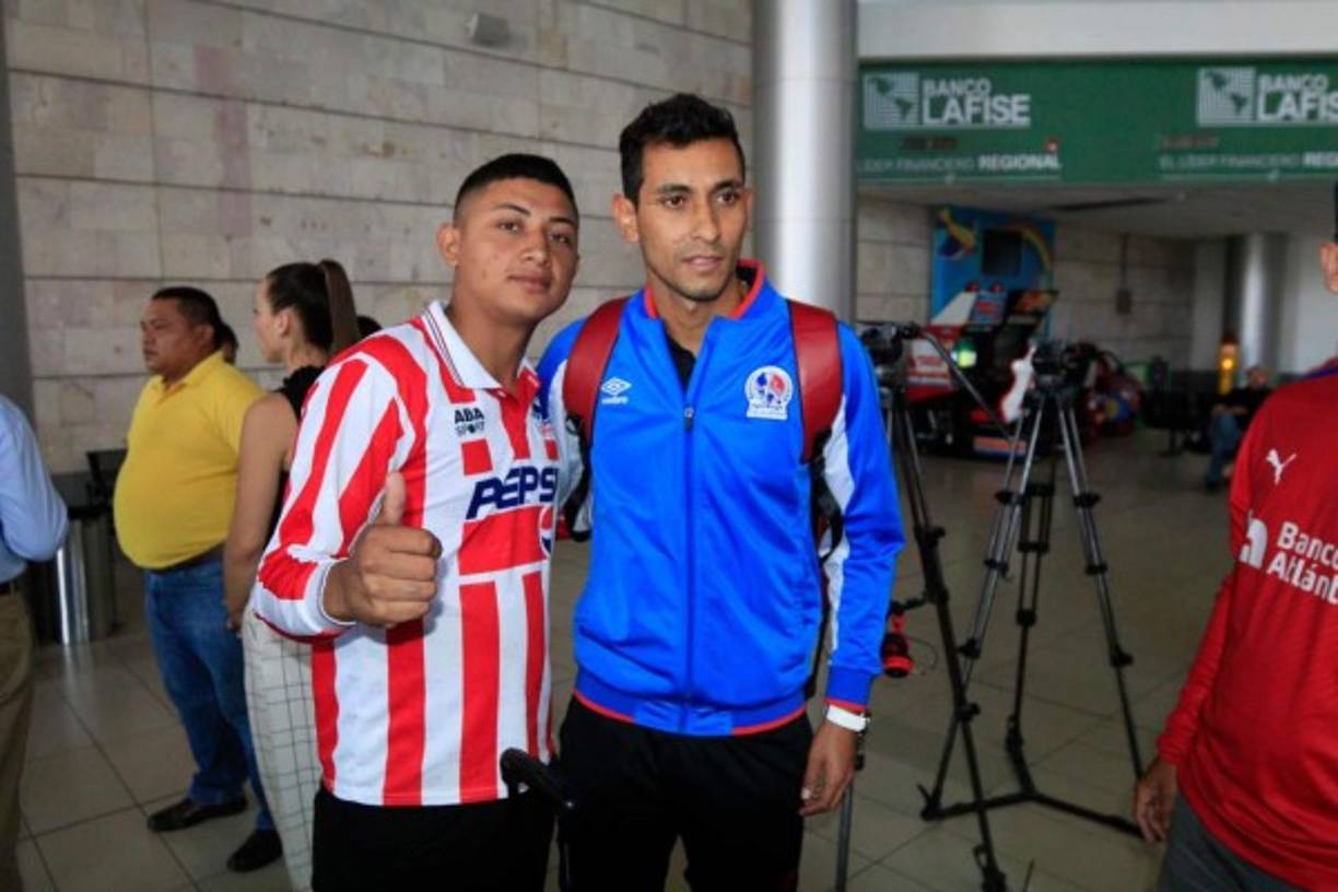 Cristian Maidana posando con un aficionado olimpista.