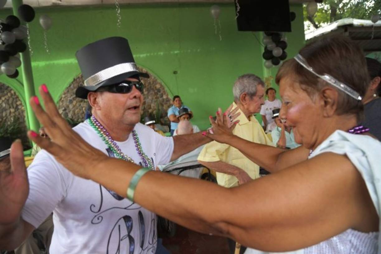 No podía pasar desapercibida esta celebración. La fiesta la disfrutaron todos a lo grande. Por un momento se olvidaron de sus dolencias y demostraron que son buenos para el baile.