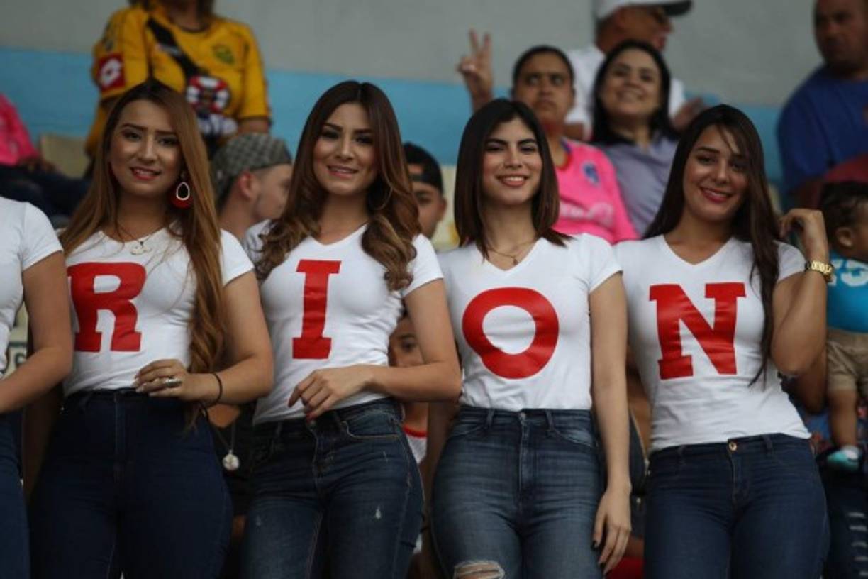 Las chicas Carrion que estuvieron en el estadio Nacional.