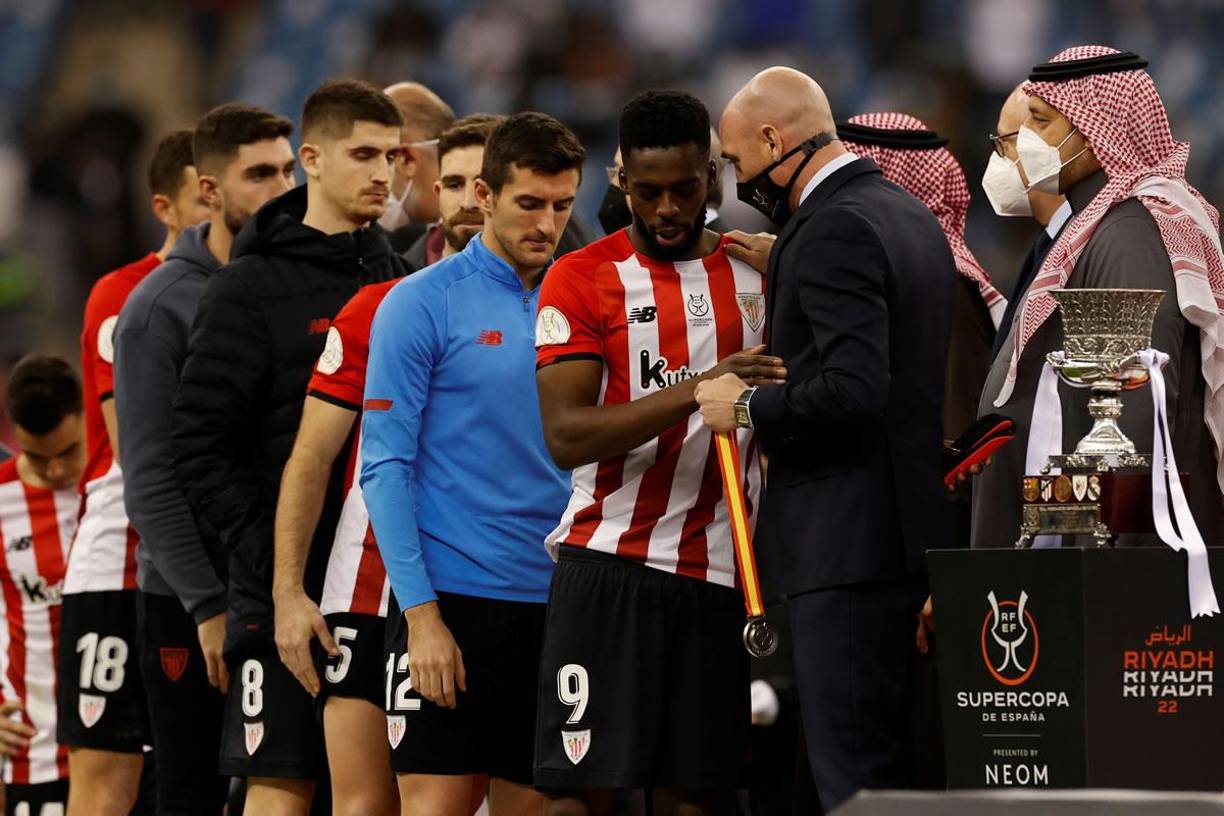 Iñaki Williams recibiendo la medalla de subcampeón de la Supercopa de España de manos de Luis Rubiales, presidente de la Real Federación Española de Fútbol.