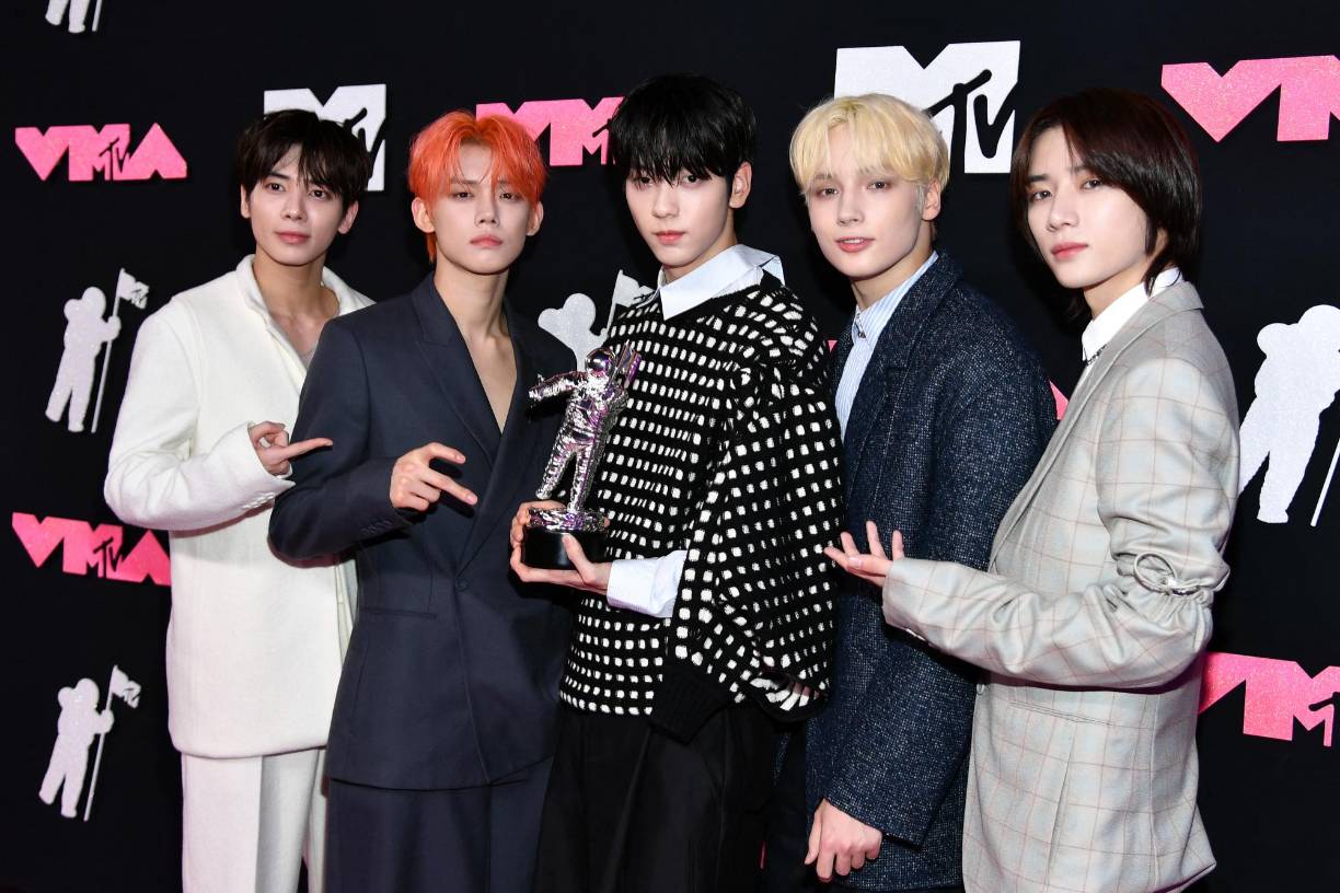 Kang Taehyun, Yeonjun, Soobin, Huening Kai y Beomgyu del grupo Tomorrow X Together aquí posan con su premio a Push Performance of The Year award.