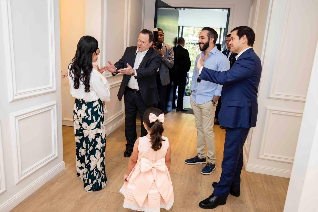 Aminah, la hija menor de Bukele, fue el centro de atención durante la llegada de Rubio.