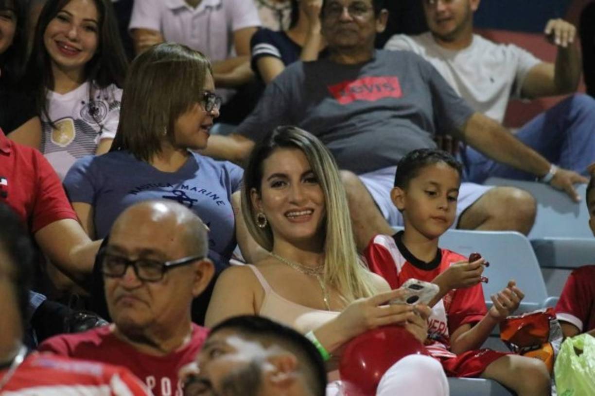 Roxana Kafatti, esposa del mediocampista Esdras Padilla del Vida, fue captada en las graderías del estadio Ceibeño.
