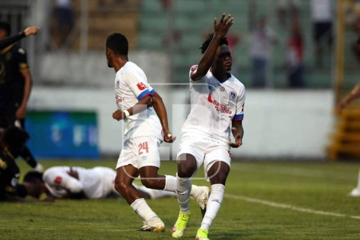 La rabia de Félix Crisanto tras la jugada entre Yustin Arboleda y Cristopher Meléndez.