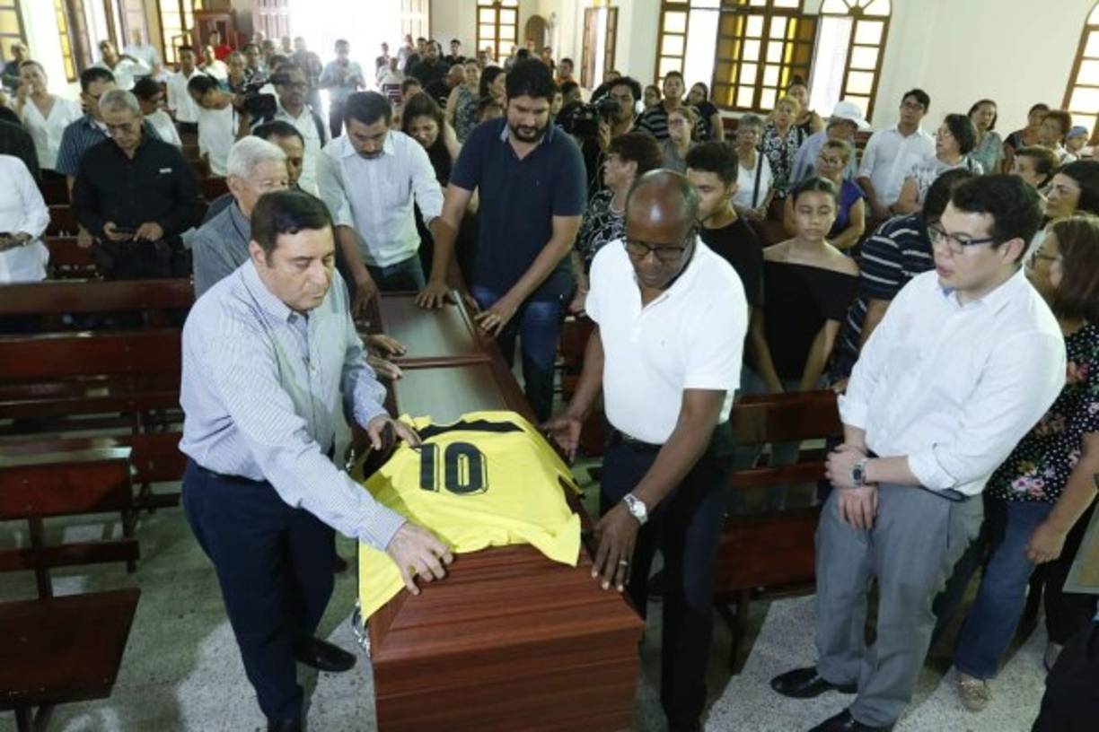 Alberto Chedrani y Gilberto Yearwood ayudaron a ingresar el ataúd a la Parroquia.