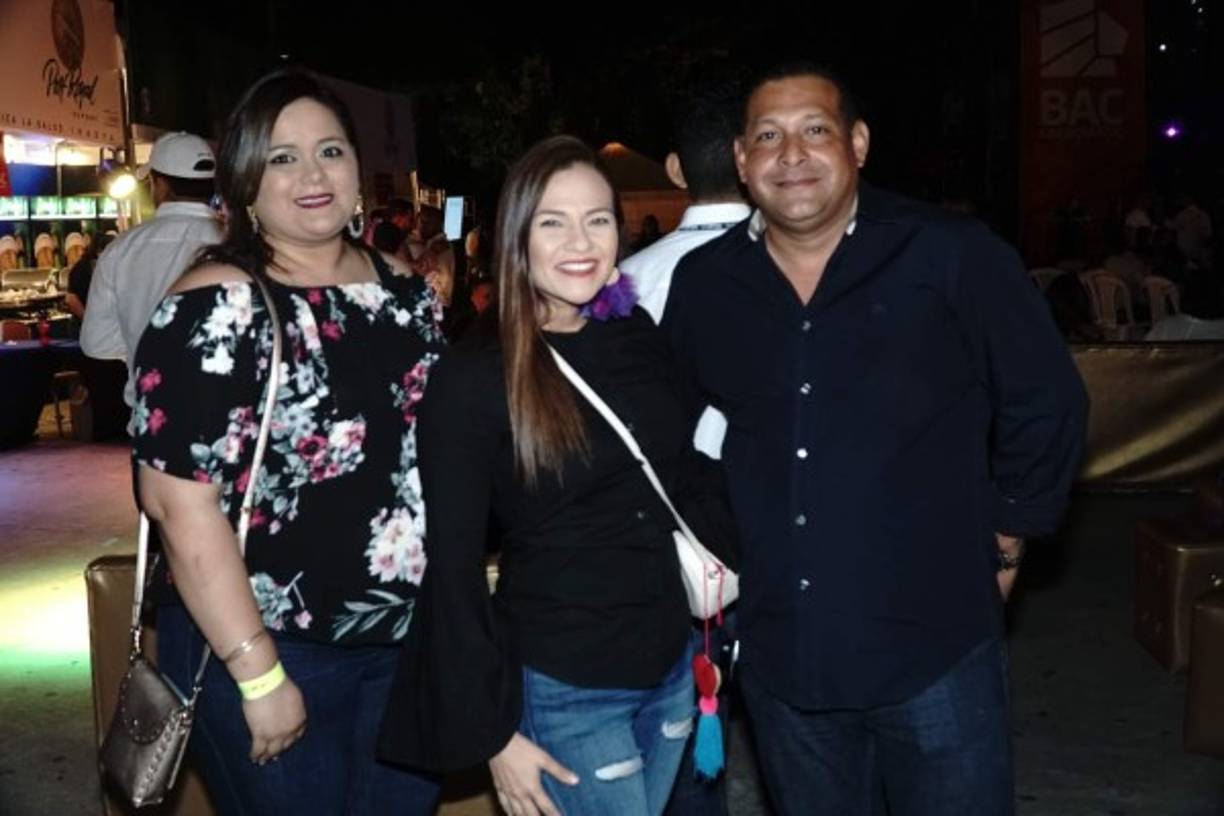 Felicia Rodríguez con Cindy y Edward Aguilera .