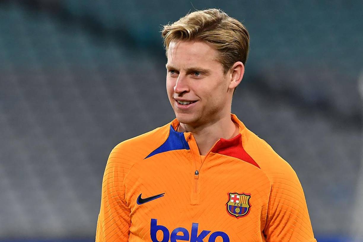 El Manchester United ha decidido ir por el fichaje de Frenkie De Jong. Según informa Fabrizio Romano, periodista especializado en el mercado de fichajes, los ‘red devils’ ya han contactado de manera formal con el Barcelona y están en conversaciones. La respuesta del Barça es que quieren 85 millones de euros.