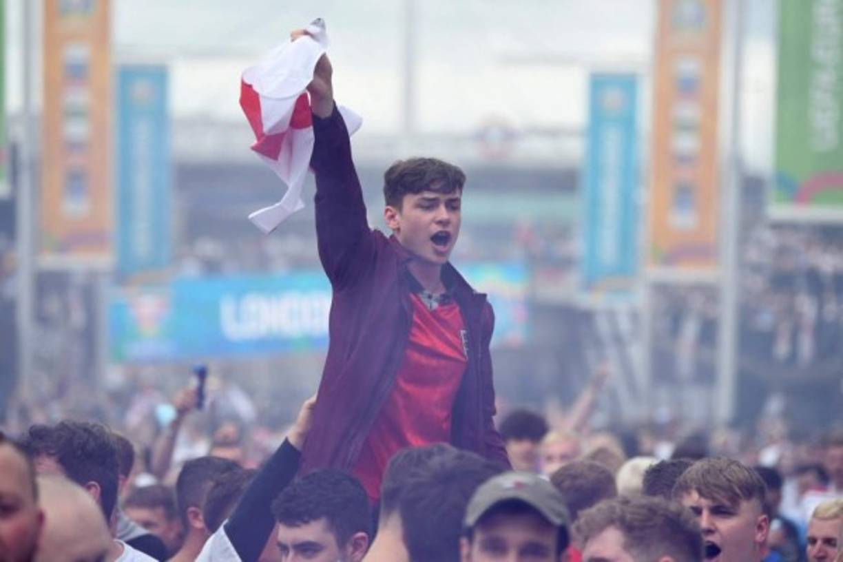 Los ingleses se volcaron a las calles pero cometieron algunos actos de violencia.
