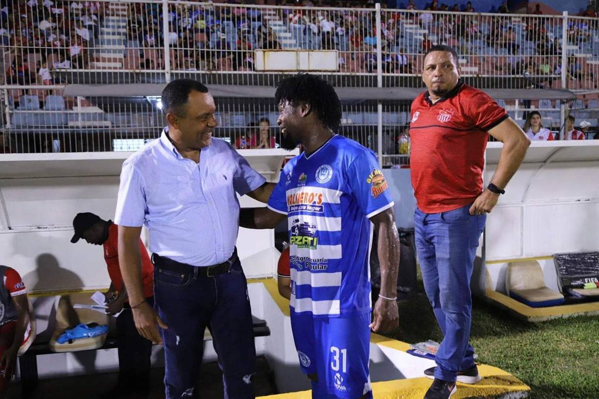 Raúl Cáceres saludando a Marlon ‘Machuca‘ Ramírez, a quien dirigió cuando estaba en la UPN.