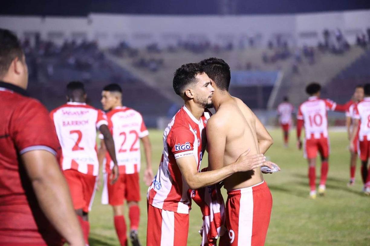 Marcelo Canales y Juan Ramón Mejía celebrando el 3-0 del Vida ante el Victoria.