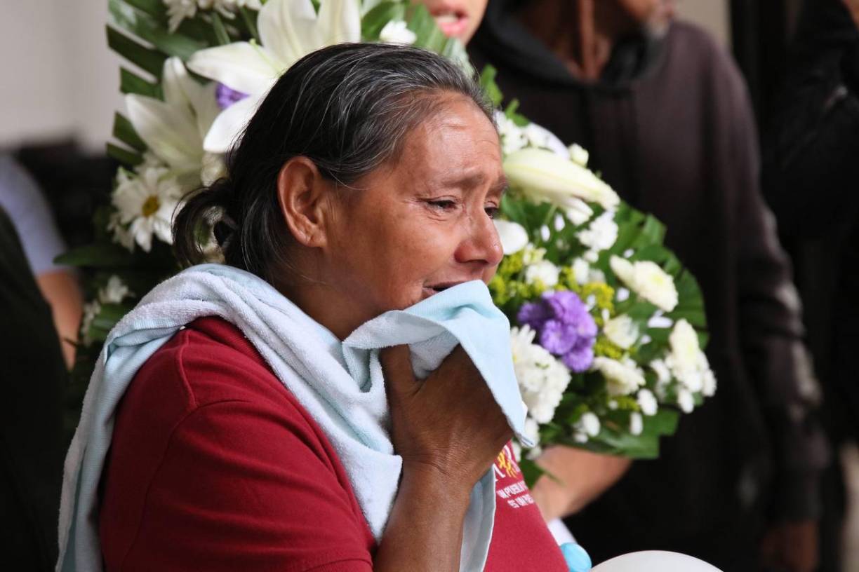  Familiares, amigos, vecinos, maestros y compañeros del menor consolaron a la dolida progenitora.