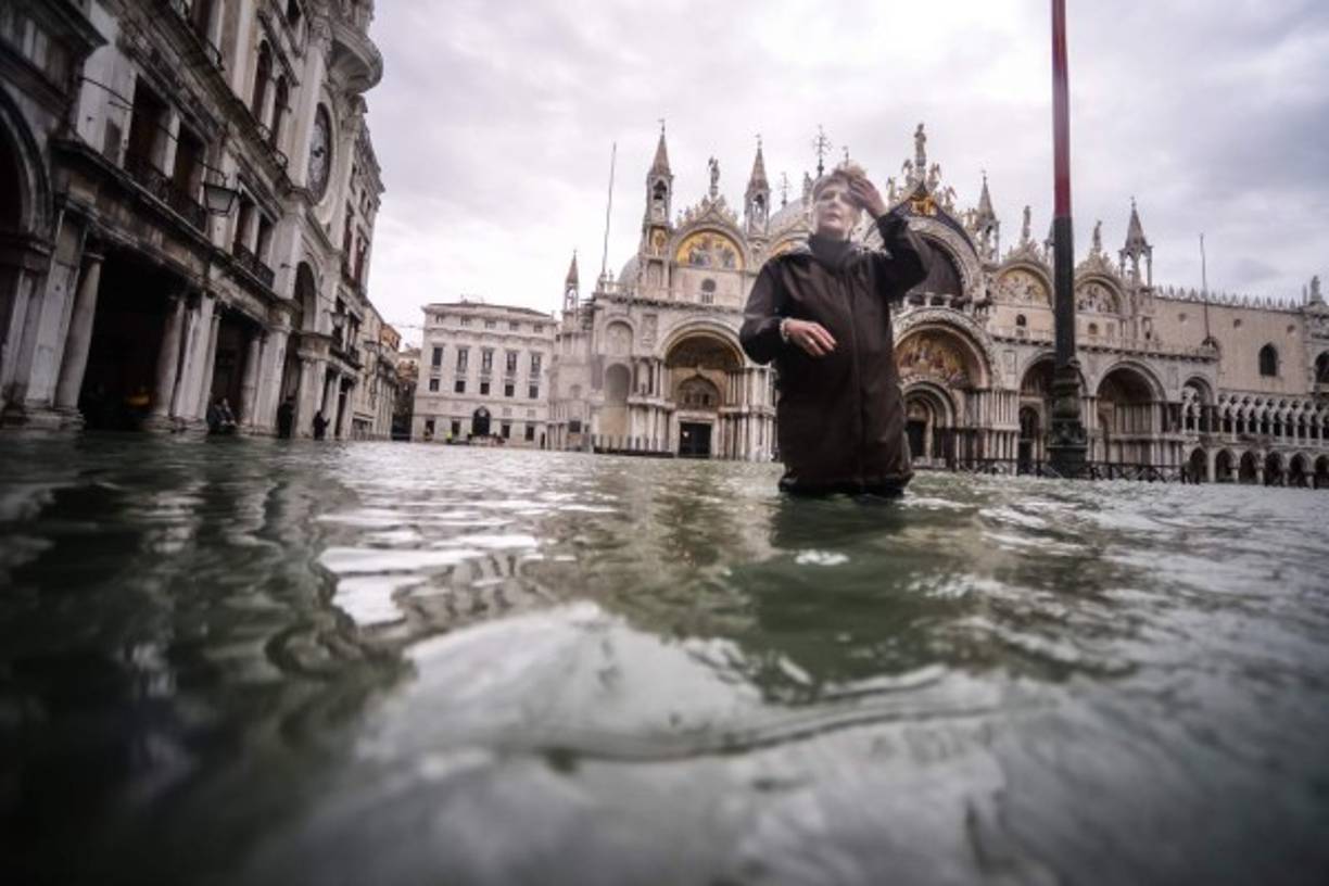 El 'agua alta' sigue sin dar tregua en Venecia y desde tempranas horas de la mañana de este viernes la plaza de San Marcos ya se encontraba totalmente inundada e inaccesible.<br/><br/>El Centro de Previsiones de Mareas del ayuntamiento de la Ciudad de los Canales registraba a las 9.15 horas (8.15 hora italiana) una subida de la marea de 131 centímetros, por lo que la plaza de San Marcos, el punto más bajo de la ciudad a 80 centímetros del nivel del mar, se encontraba inundada por cerca 50 centímetros.<br/>