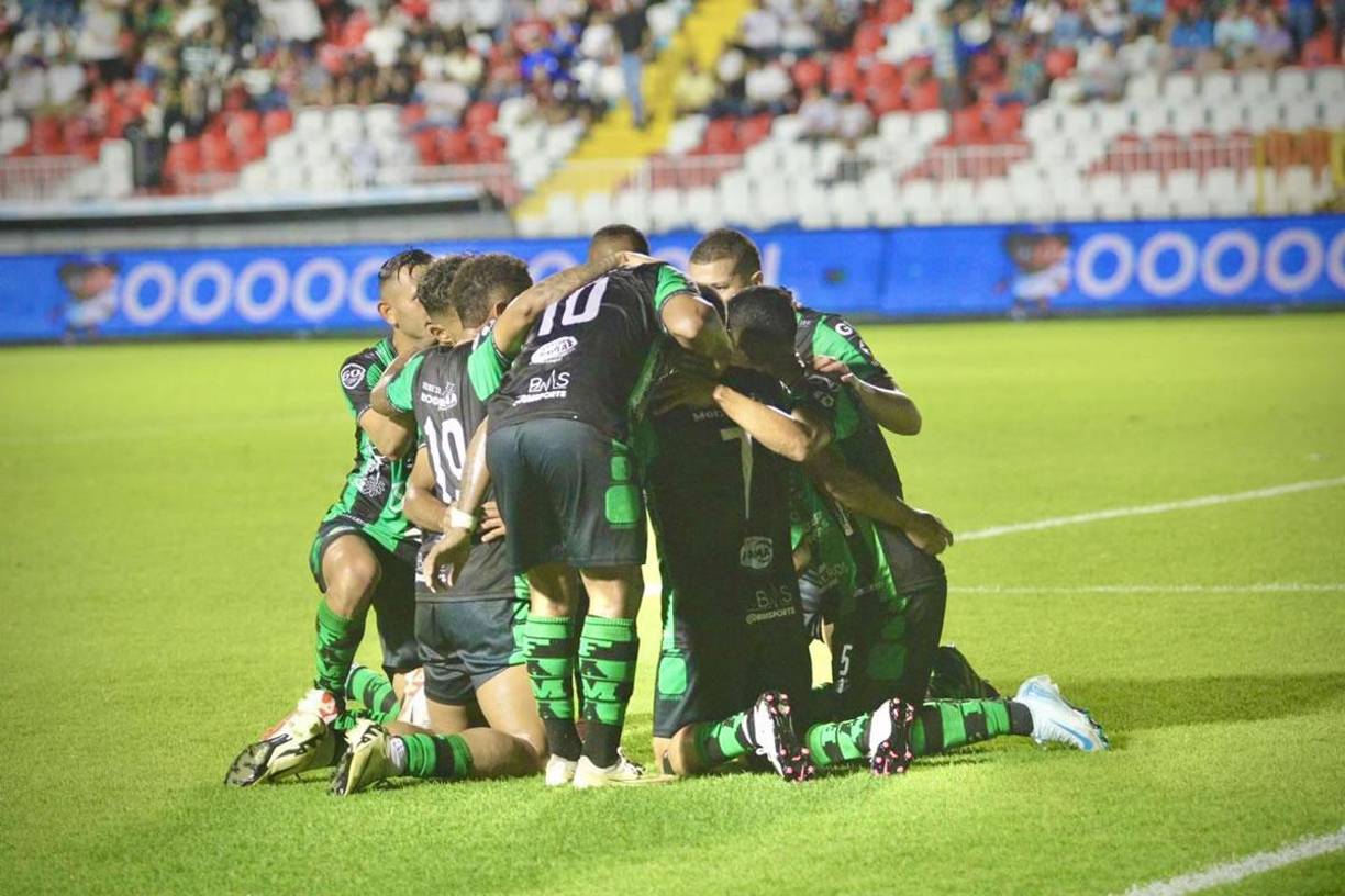 Los jugadores del Juticalpa FC celebrando el autogol de Jerry Bengtson.