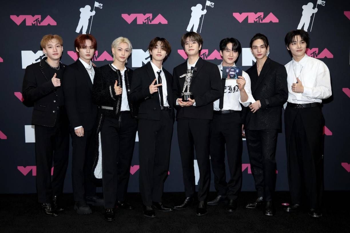 Bang Chan, Lee Know, Felix, Han, Seungmin, Changbin, Hyunjin y I.N de Stray Kids posan felices con su premio Best K-Pop award por su video "S-Class", fueron de las agrupaciones asistentes mejores vestidas.