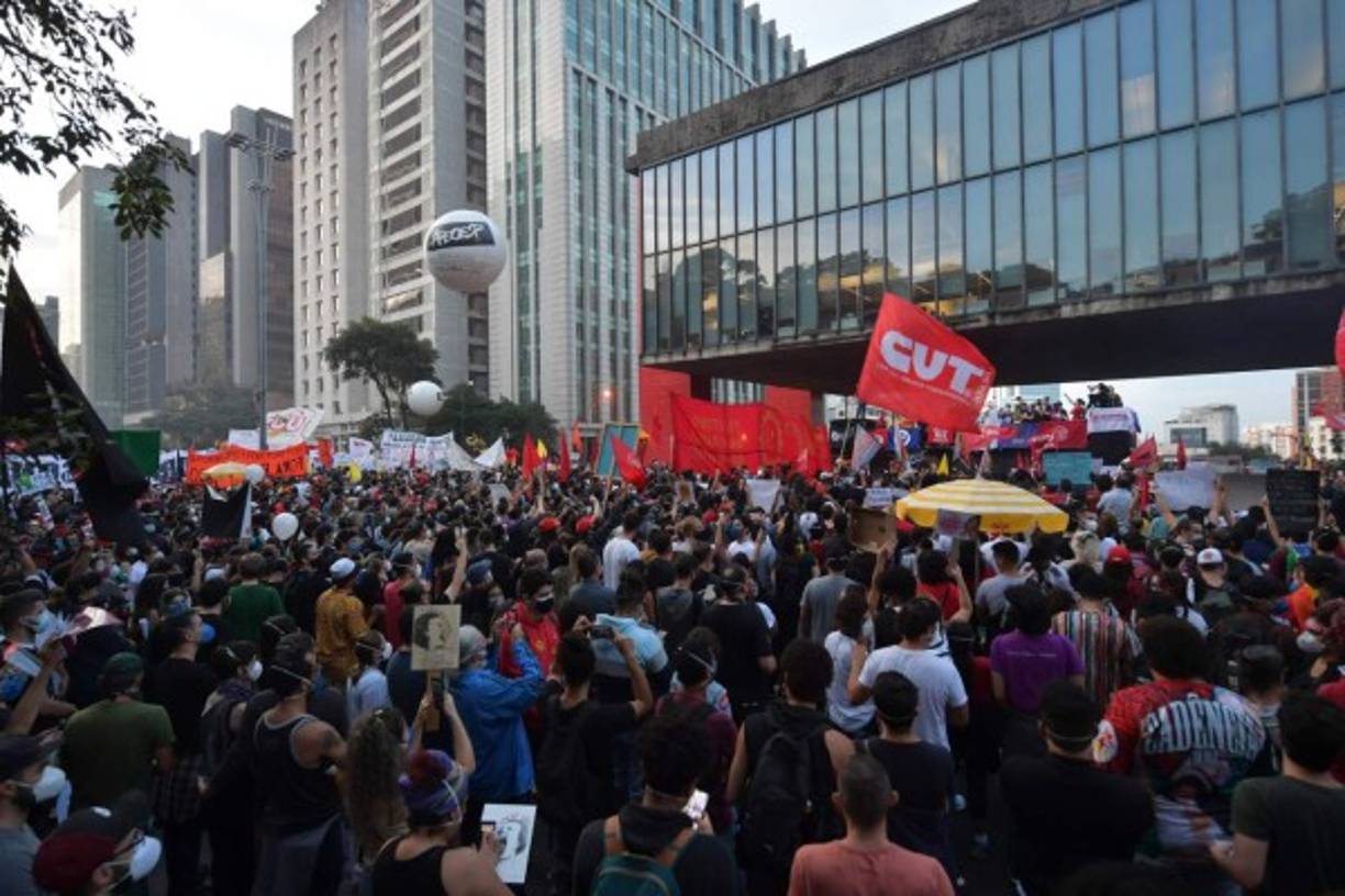Bajo una fuerte lluvia, al menos unas 80,000 personas, según los organizadores, coparon la Avenida Paulista en Sao Paulo, icónica arteria vial de la capital económica de Latinoamérica.