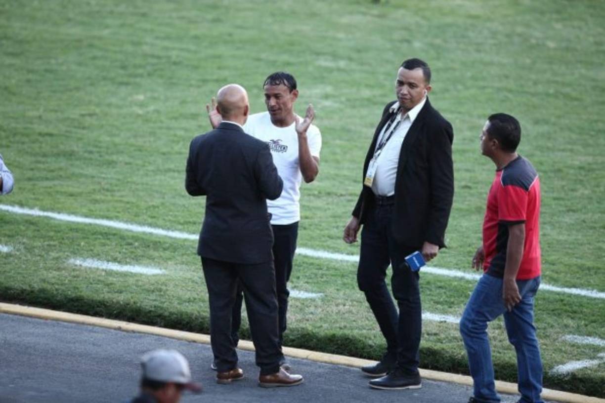 Javier Portillo, lateral izquierdo del Vida, llegó a apoyar al Olimpia contra Marathón.