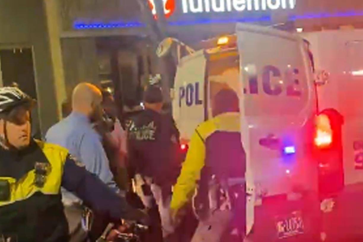 La Policía llega a las tiendas hasta que ya están siendo saqueadas, dijo el gerente de una tienda.